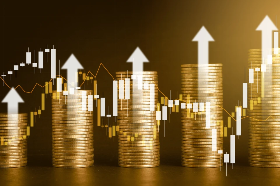 Scène représentant la croissance financière avec piles de pièces d'or disposées en hauteur croissante, flèches blanches ascendantes et graphiques boursiers en arrière-plan sur fond dégradé brun-doré.